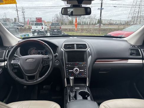 Used 2018 Ford Explorer Platinum image 18
