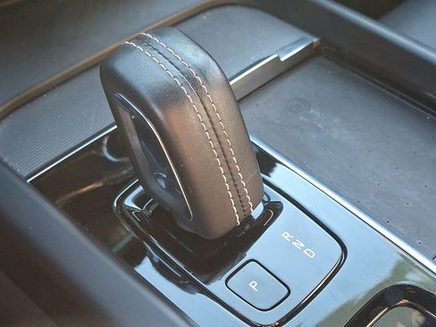 Certified 2022 Volvo XC60 B6 R-Design w/ Advanced Package image 15