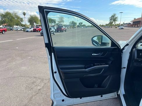 Used 2023 Nissan Pathfinder SL AWD/4WD image 23