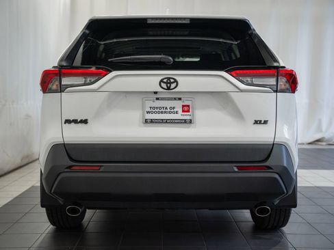 Used 2021 Toyota RAV4 XLE w/ Convenience Package FWD image 5