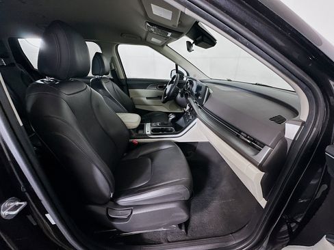 Used 2024 Kia Carnival LX image 33