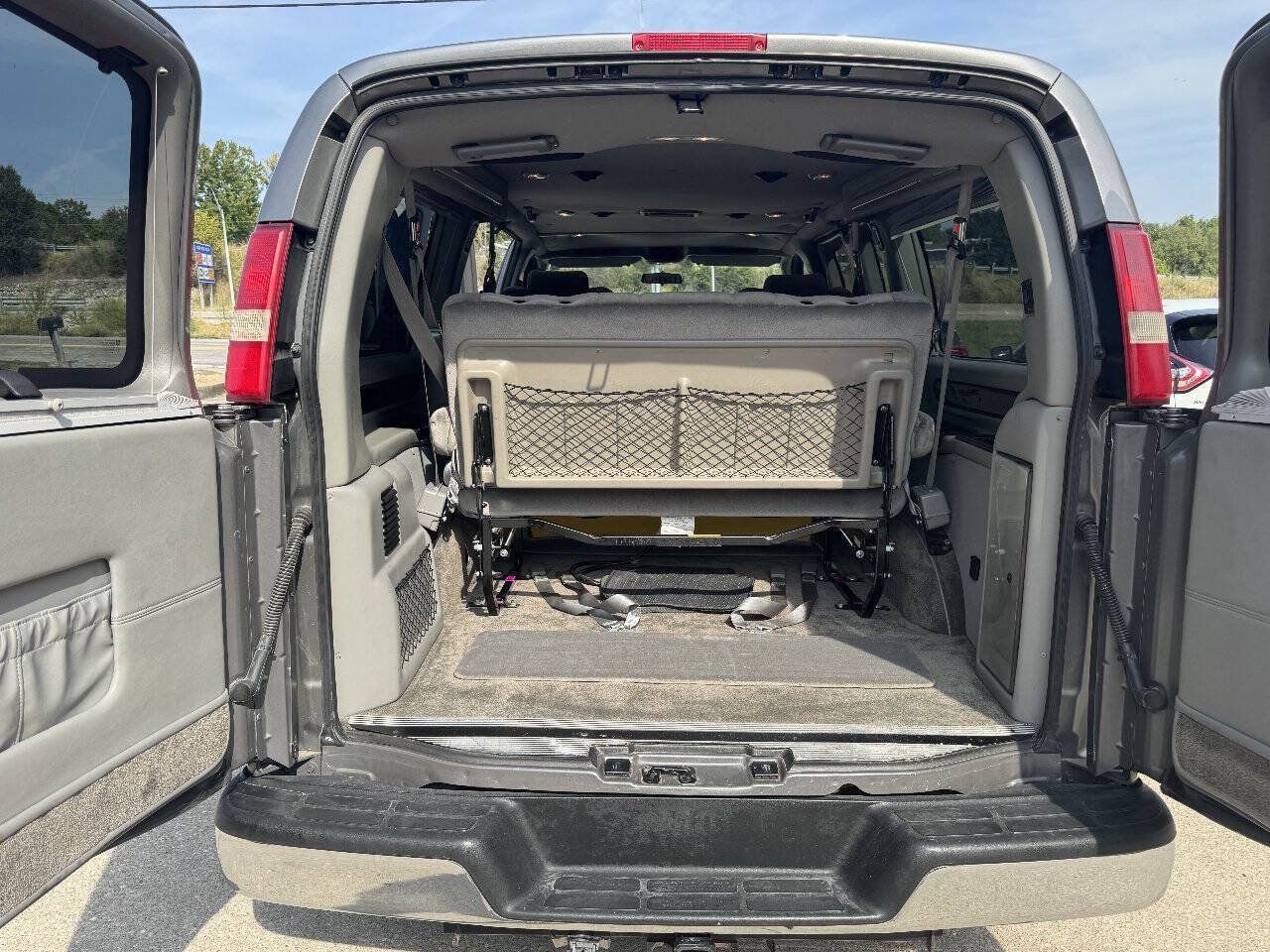 Used 2010 GMC Savana 1500 w/ Preferred Equipment Group RWD image 24