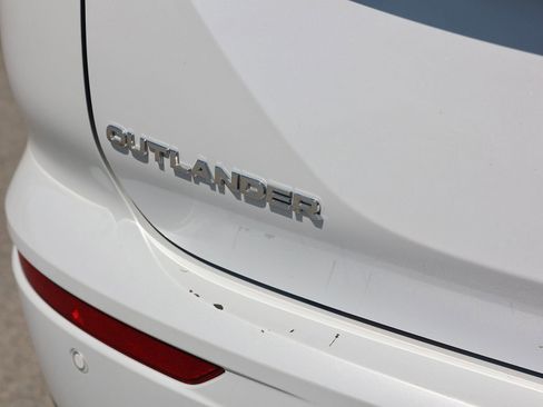 Used 2024 Mitsubishi Outlander 4WD Plug-In Hybrid image 10