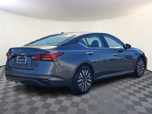 Used 2024 Nissan Altima 2.5 SV image 4