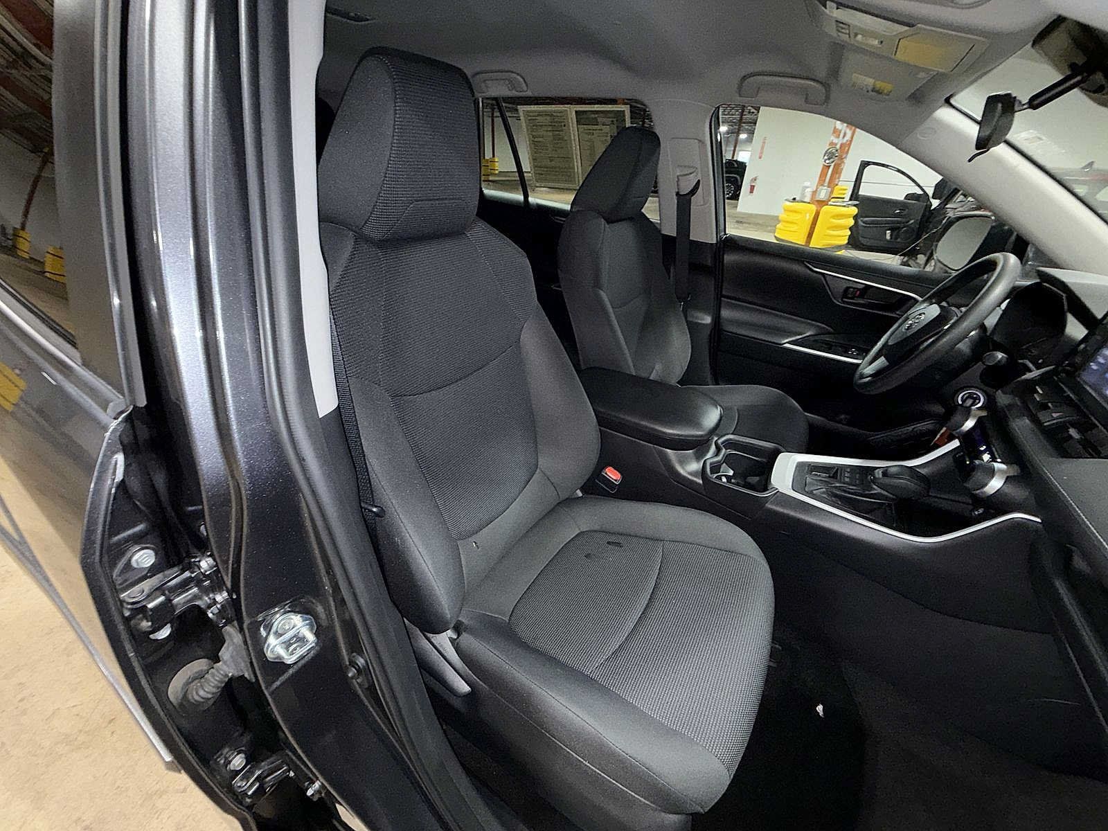 Used 2019 Toyota RAV4 LE AWD/4WD image 16