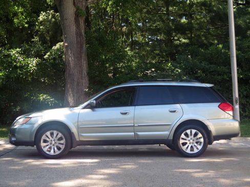 Used 2009 Subaru Outback 2.5i Limited AWD/4WD image 2