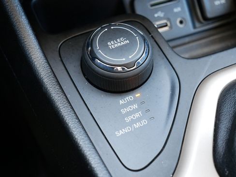 Used 2017 Jeep Cherokee Limited w/ Trailer Tow Group image 32