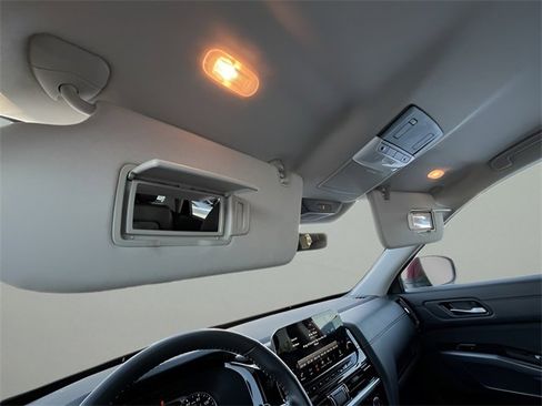 Used 2025 Nissan Pathfinder SL image 24