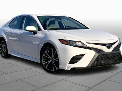 Used 2020 Toyota Camry SE image 3
