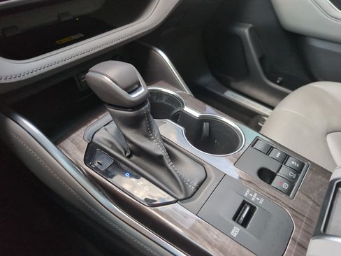 Used 2023 Toyota Highlander Limited FWD image 26