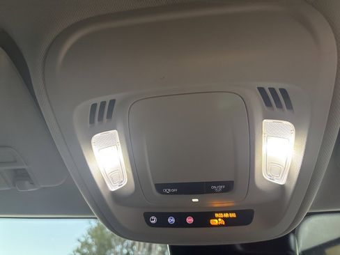 Used 2023 Buick Envision Essence image 27