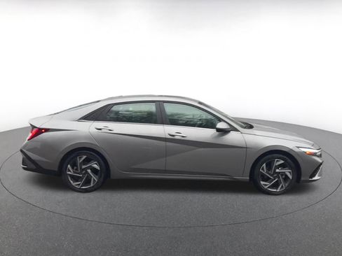 Used 2025 Hyundai Elantra Limited image 16