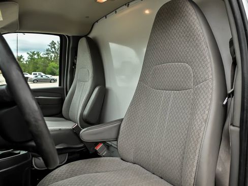 Used 2015 Chevrolet Express 4500 RWD image 15
