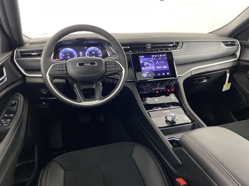 New 2025 Jeep Grand Cherokee Altitude image 38