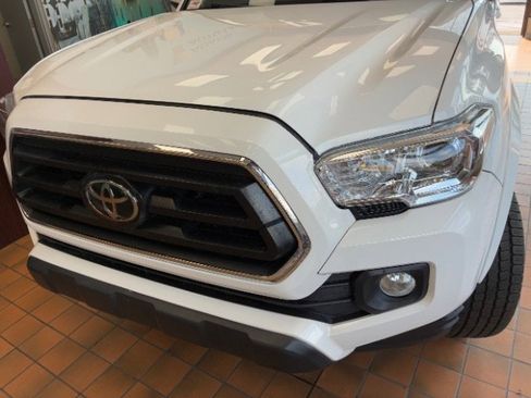 Used 2022 Toyota Tacoma TRD Off-Road image 8