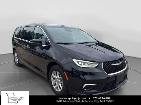 Used 2023 Chrysler Pacifica Touring-L FWD image 1