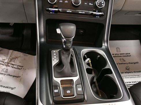 Used 2022 Kia Carnival LX image 17