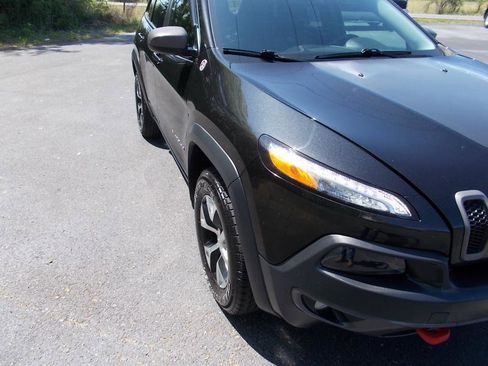 Used 2016 Jeep Cherokee Trailhawk image 10