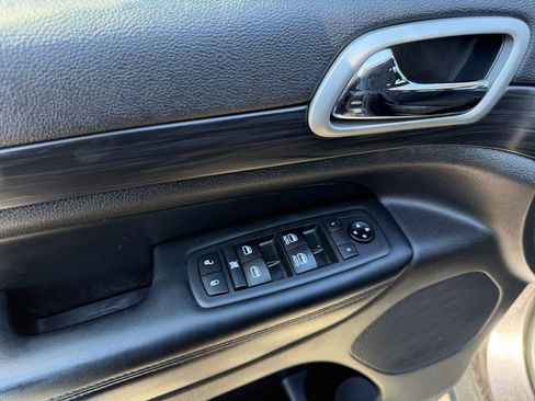 Used 2020 Jeep Grand Cherokee Laredo AWD/4WD image 11
