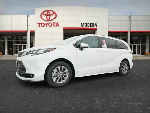New 2026 Toyota Sienna XLE FWD image 12