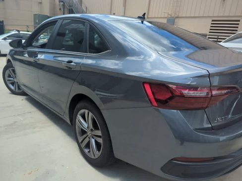 Used 2023 Volkswagen Jetta SE FWD image 3