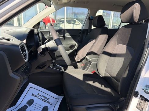 Certified 2025 Hyundai Venue SE image 12