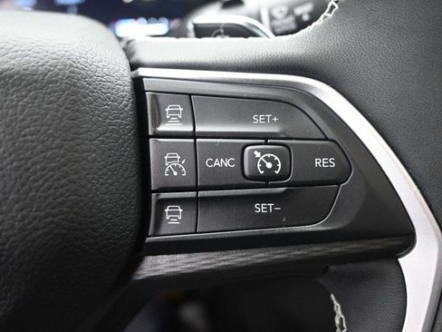 Used 2023 Jeep Grand Cherokee Altitude image 20