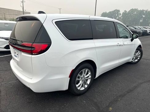 Used 2027 Chrysler Pacifica Select FWD image 4