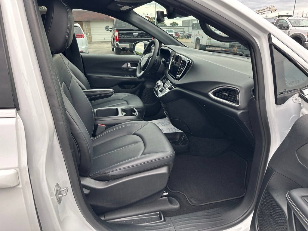 Used 2025 Chrysler Pacifica Select FWD image 13