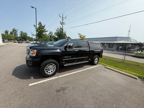 Used 2018 GMC Sierra 2500 Denali w/ Duramax Plus Package AWD/4WD image 1
