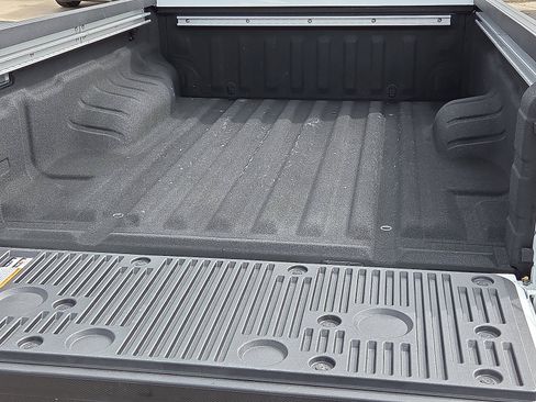 Used 2025 Nissan Frontier SV w/ SV Convenience Package image 8