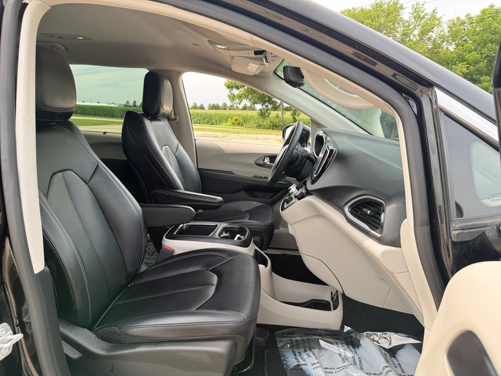 Used 2024 Chrysler Pacifica Touring-L FWD image 42