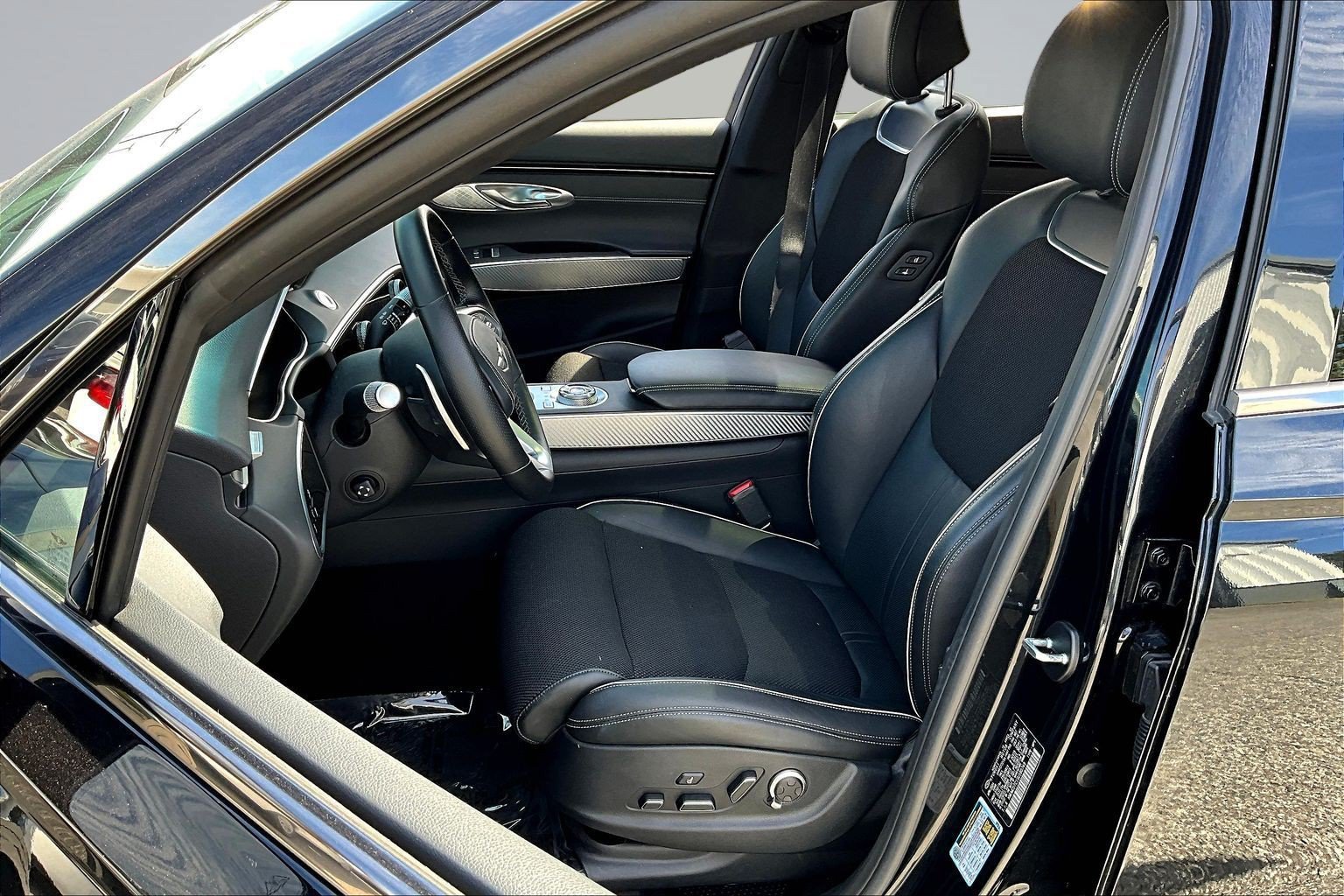 Used 2025 Genesis GV70 3.5T Sport AWD/4WD image 17