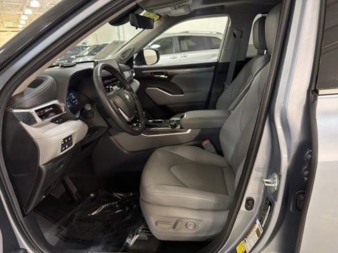 Used 2024 Toyota Highlander Platinum AWD/4WD image 16
