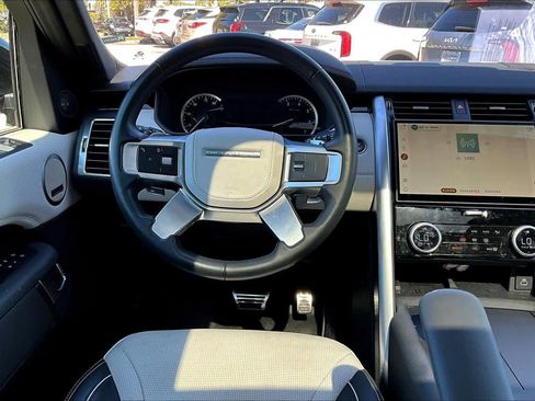 Used 2023 Land Rover Discovery Metropolitan Edition image 5