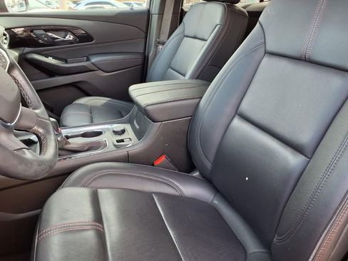 Used 2023 Chevrolet Traverse RS image 3