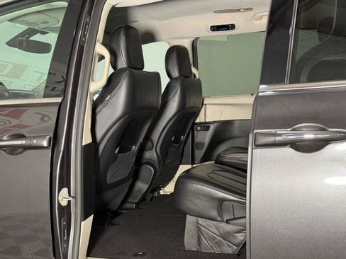 Used 2018 Chrysler Pacifica Touring-L FWD image 11