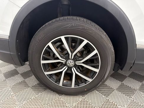 Used 2021 Volkswagen Tiguan SE w/ Panoramic Sunroof Package image 18