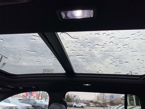 Used 2025 Chevrolet Traverse RS image 11