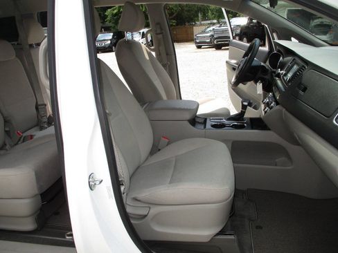 Used 2020 Kia Sedona LX FWD image 24