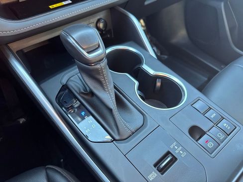 Used 2023 Toyota Highlander XSE image 28