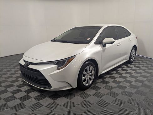 Used 2023 Toyota Corolla LE image 2