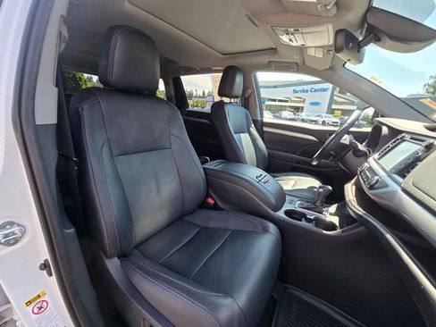 Used 2019 Toyota Highlander XLE AWD/4WD image 8
