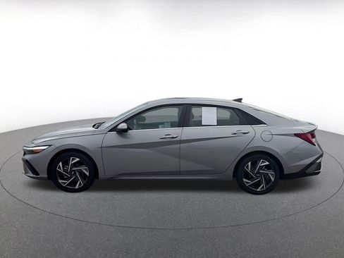 Used 2025 Hyundai Elantra SEL image 9