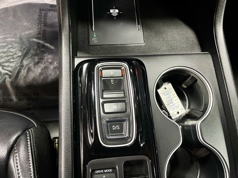 Used 2025 Honda Pilot Touring image 17