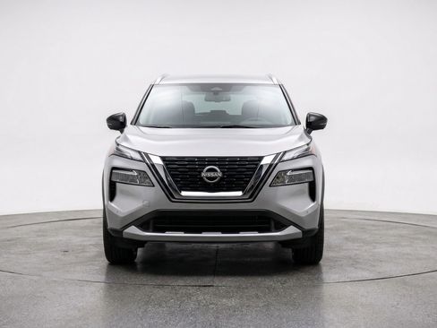 Used 2025 Nissan Rogue SV image 2