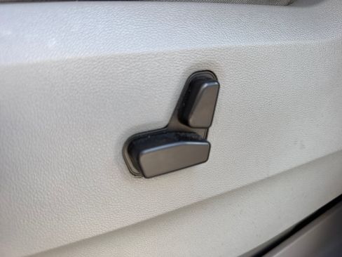 Used 2010 Chrysler Town & Country Touring FWD image 15