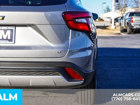 Used 2025 Chevrolet Trax LT w/ LT Convenience Package image 18