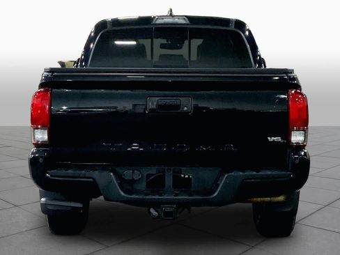 Used 2018 Toyota Tacoma TRD Sport AWD/4WD image 5
