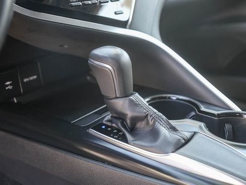 Used 2018 Toyota Camry SE w/ Moonroof Package FWD image 24